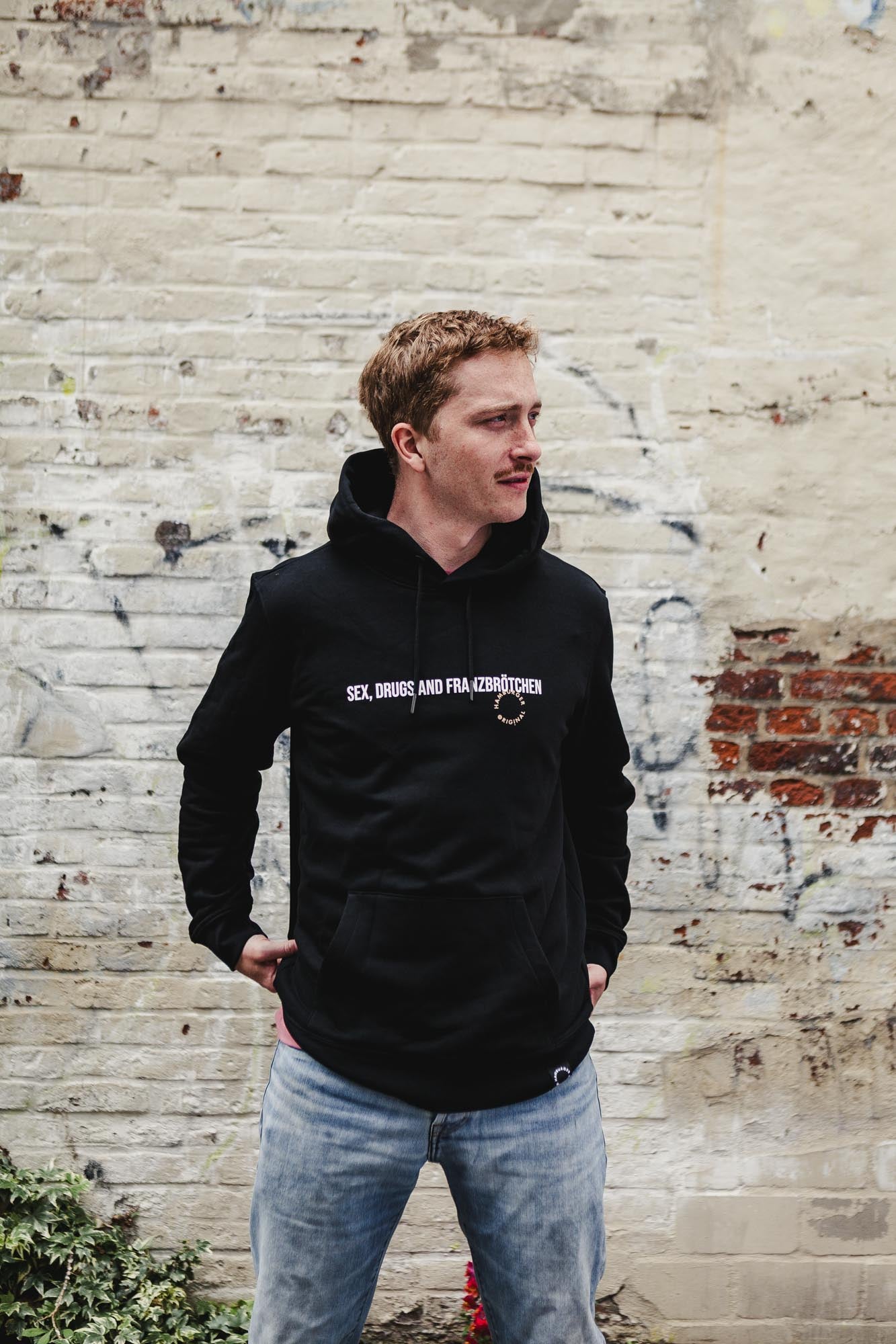 Hoodie aus Bio-Baumwolle "Sex, Drugs and Franzbrötchen"