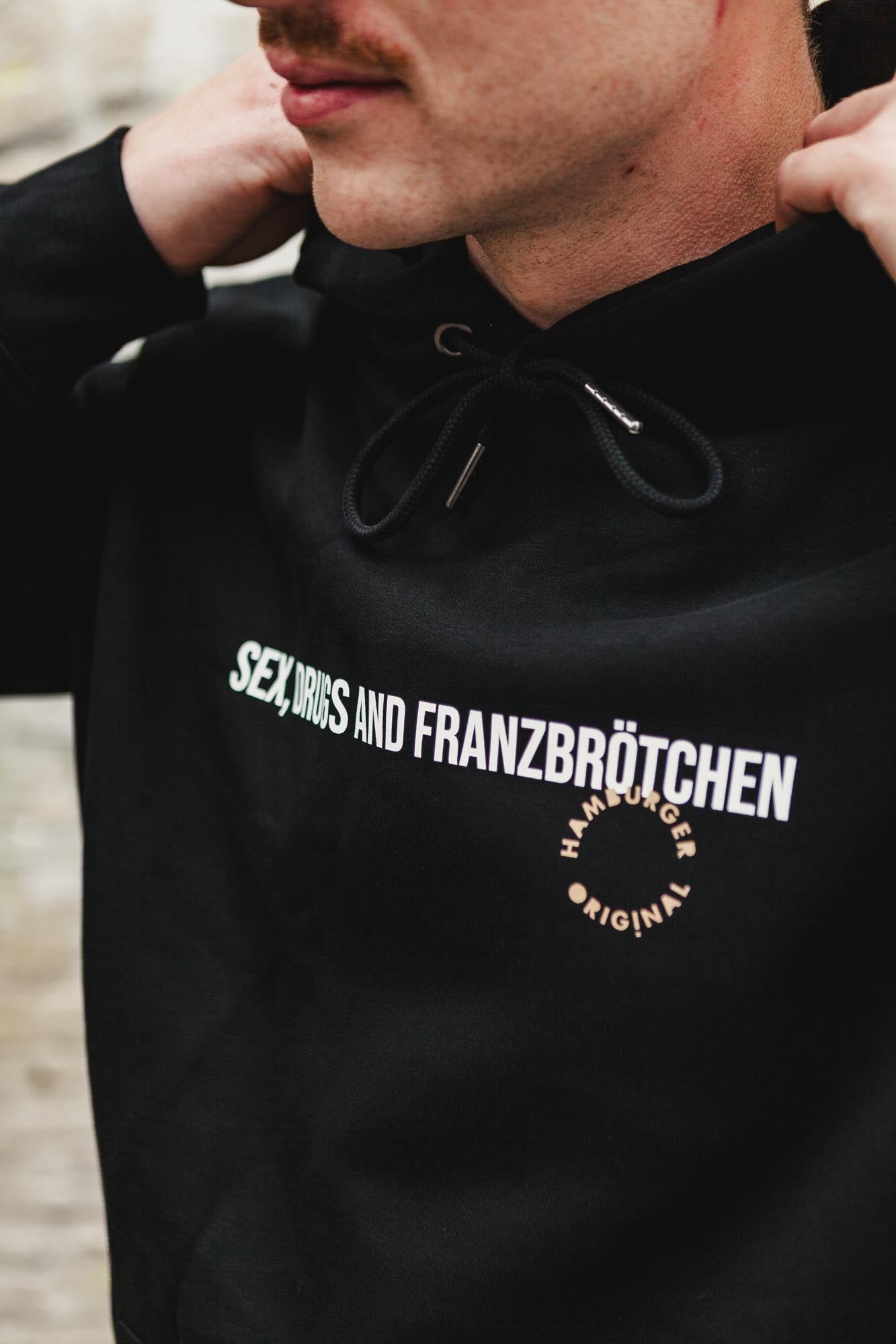 Hoodie aus Bio-Baumwolle "Sex, Drugs and Franzbrötchen"